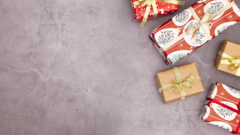 los regalos de navidad aparecen y desaparecen en el lado izquierdo y derecho.