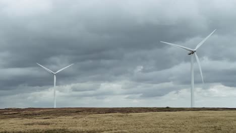 vista aérea de drones de un parque eólico y turbinas eólicas girando en el viento-7