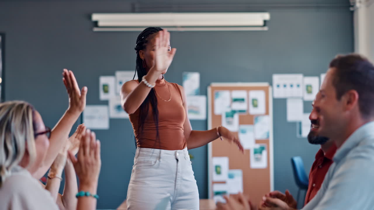 프레젠테이션, 하이 파이브 및 비즈니스 사람들