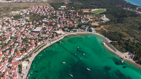 Boote,-Die-Im-Sommer-An-Der-Küste-Von-Novalja-Mit-Küstenstadt-Schwimmen