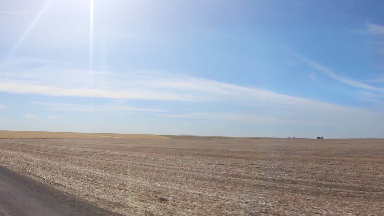 POV ud af passagerens vindue under kørsel gennem et landbrugsområde i det østlige Washington State.