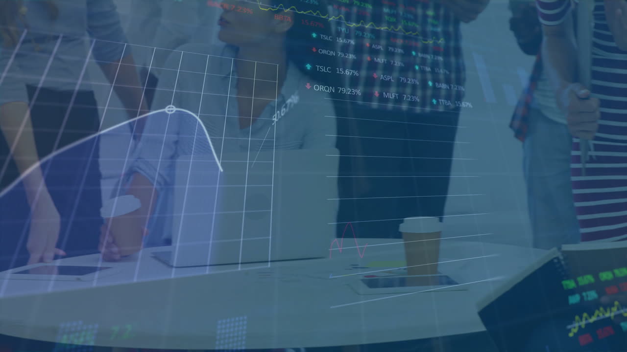 animación de procesamiento de datos y diagramas sobre diversas personas de negocios discutiendo el trabajo