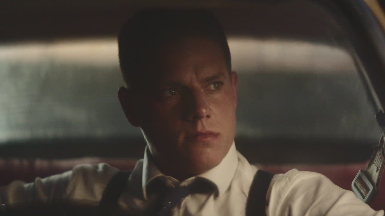 빈티지 자동차를 운전하는 남자