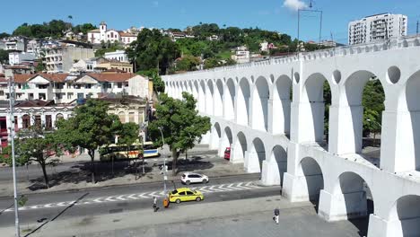 Atracción-Turística-De-Río-De-Janeiro-Arcos-Da-Lapa,-Plaza-Del-Centro-De-La-Ciudad,-Hermosa-Arquitectura-Por-Drone-Durante-El-Día