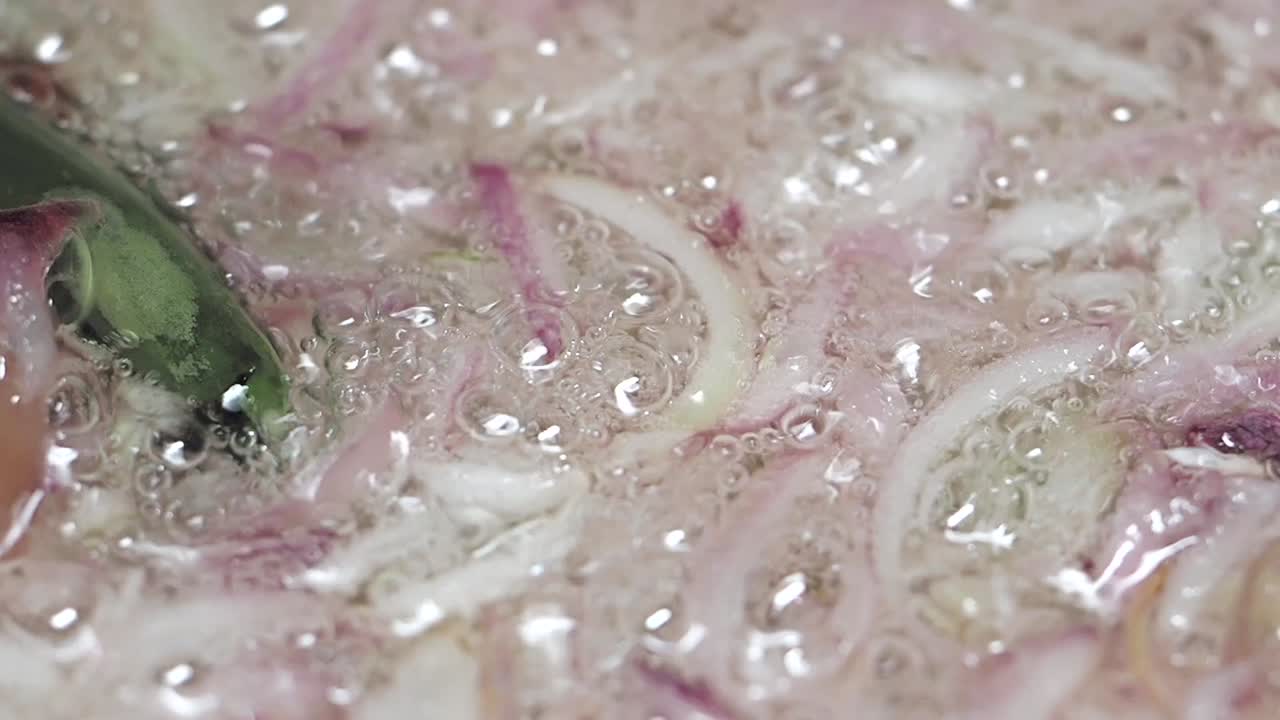Frying sliced onions in oil