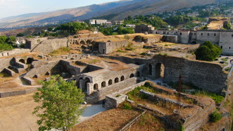 drone orbit shot 4k del reloj del castillo de gjirokastrael castillo de gjirokastra es un castillo en gjirokastra, albania