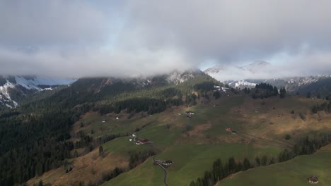 Obersee-Glarus-Näfels-Schweiz-Kleines-Dorf-In-Den-Wolken