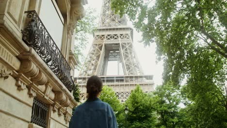 eiffel tower view from paris street