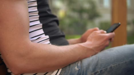 hombre navegando por internet en el móvil al aire libre