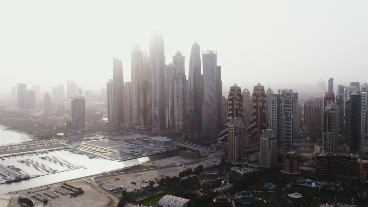 Skyline di Dubai nella nebbia