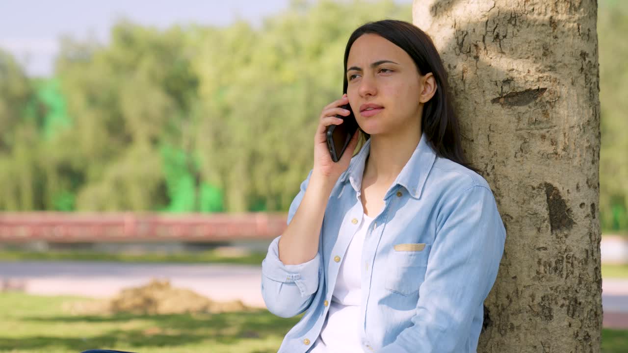 indio hablando en serio por teléfono.