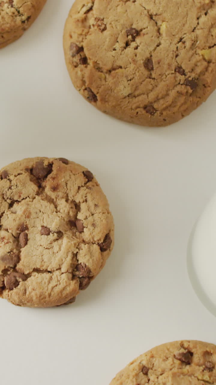 Video de galletas con chocolate y leche sobre fondo blanco