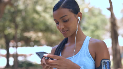 audífonos de música, teléfono y fitness mujer al aire libre