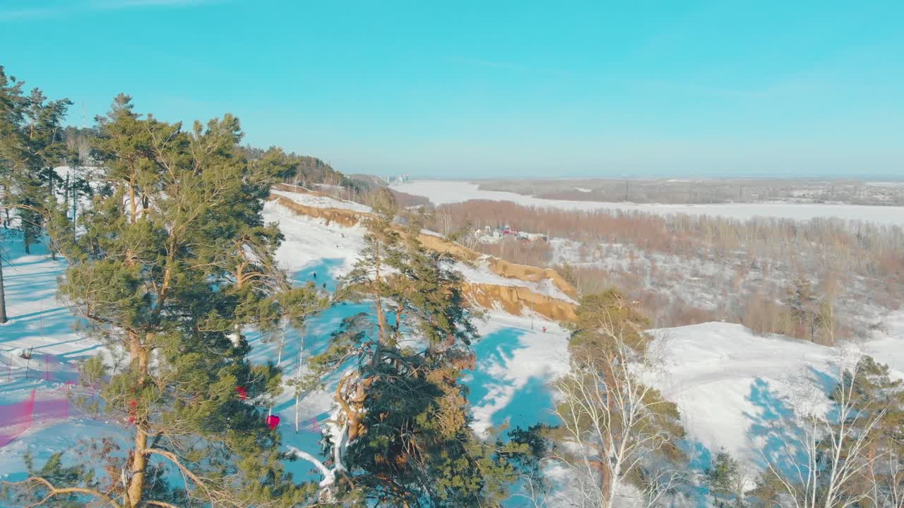 숲 속에 숨겨진 산악 휴양지 건물과 스키 트랙