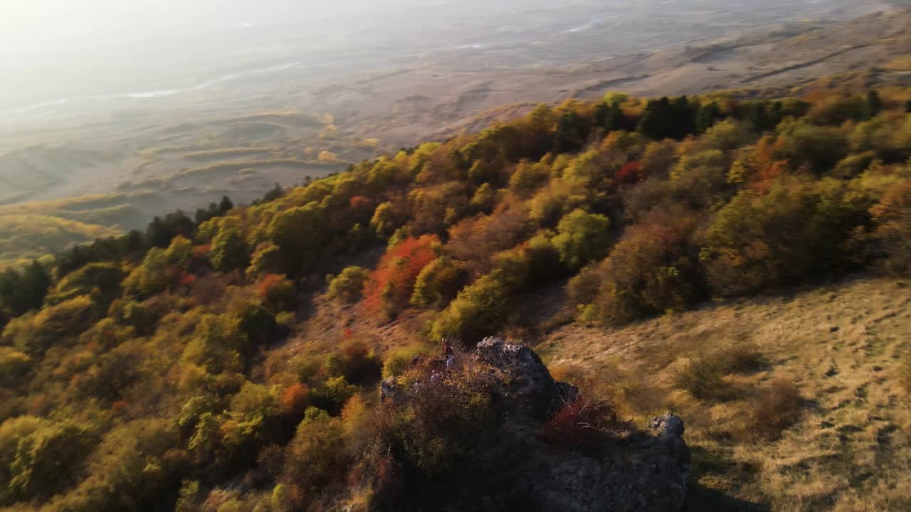 caminata de otoño en la montaña con perspectiva aérea