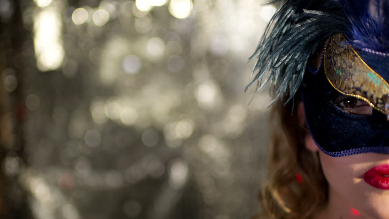 танцующая дама в маске 54