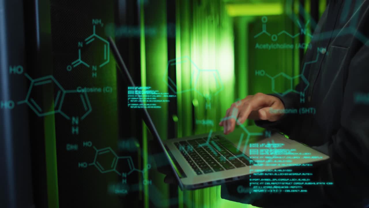 animación del procesamiento de datos médicos en la sección media de un ingeniero masculino usando una computadora portátil en la sala de servidores.