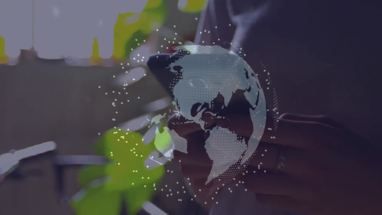 animación del globo y puntos sobre mujer de negocios caucásica usando un teléfono inteligente