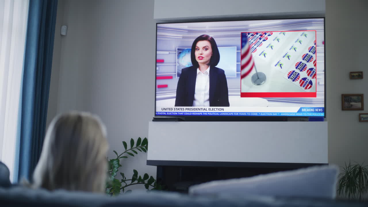 viendo las noticias de las elecciones presidenciales.