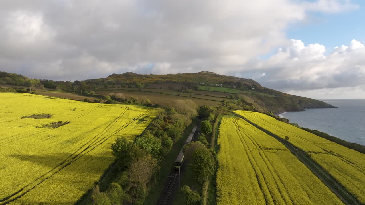 그레이스톤스 (greystones) 의 강간된  위에서 놀라운 해가 뜨는 모습 - 4k 영화 드론 영상 - 위클로 (wicklow) - 아일랜드