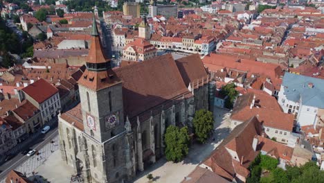 Un-Video-Aéreo-De-Drones-En-4k-De-La-Iglesia-Negra-De-Brasov-Y-La-Plaza-De-La-Ciudad---Brasov,-Rumania