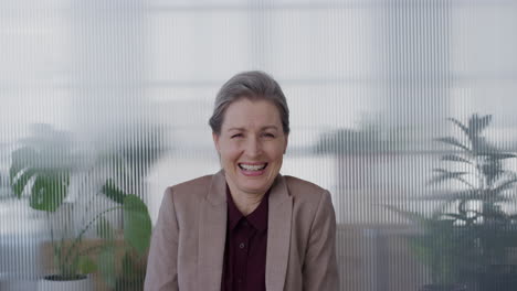 Retrato-Exitosa-Mujer-De-Negocios-Senior-Jefe-Riendo-Disfrutando-De-Una-Carrera-Profesional-Estilo-De-Vida-Madura-Empresaria-Caucásica-En-La-Oficina