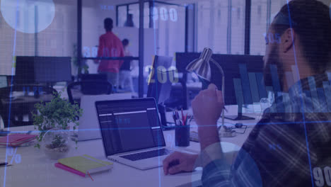 animación del procesamiento de datos financieros sobre un empresario biracial usando una computadora portátil en la oficina.