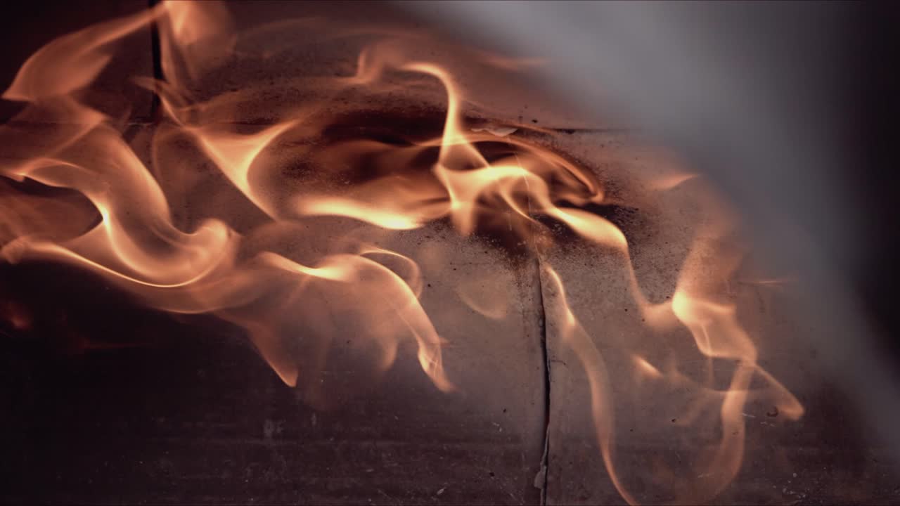 420 fotogrammi di fiamme in rallentatore in un forno da pizza