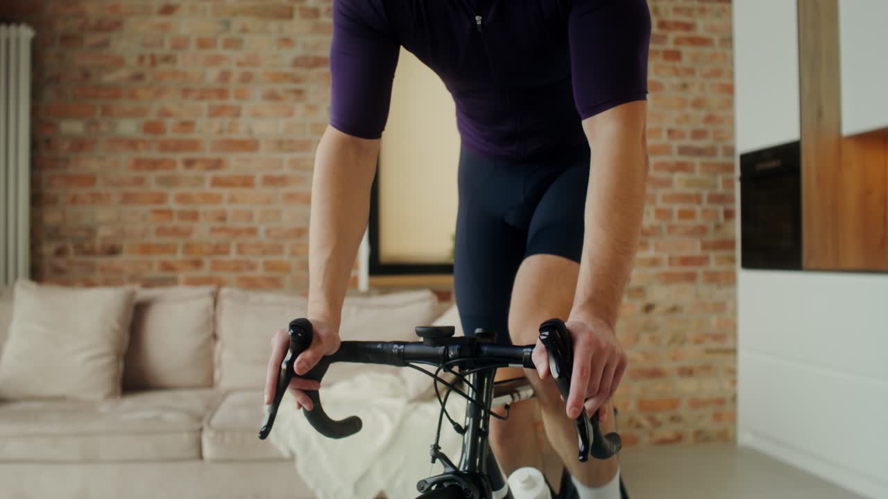 실내 자전거 타는 남자, 가상 현실 운동