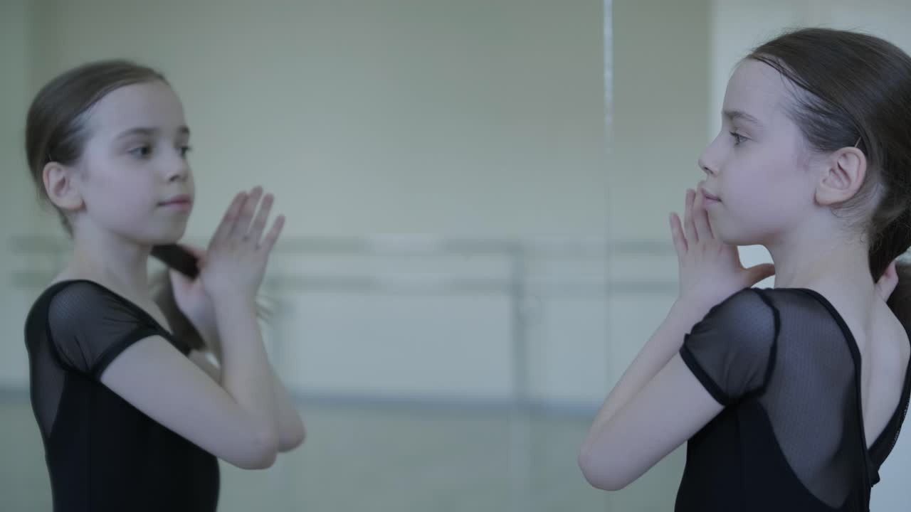 молодая балетная девушка на уроке в студии. тренировочное выступление. поза для растягивания. балерина практикует технику баланса. классическая элегантность.