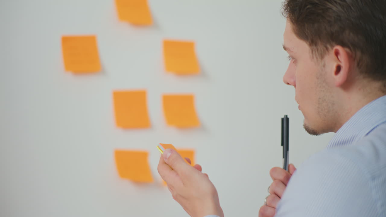 남자는 직장에서 vr 안경을 사용합니다.