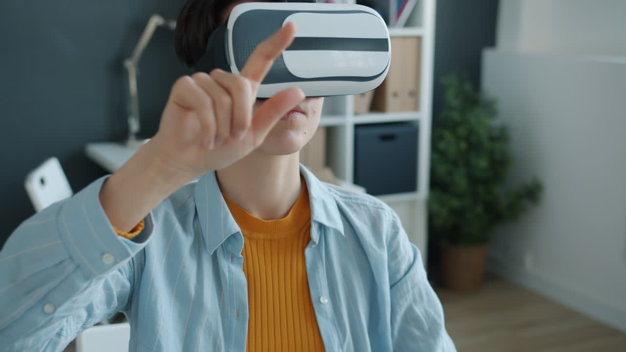 Persona che utilizza un auricolare VR