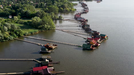 Cinematic-drone-shot-of-the-float-houses-of-Lake-Bokodi-in-Oroszlány,-Hungary