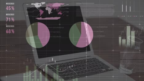 Procesamiento-De-Datos-Estadísticos-A-Través-De-La-Red-Contra-Una-Computadora-Portátil-Y-Un-Vaso-De-Agua-Sobre-Una-Superficie-De-Madera