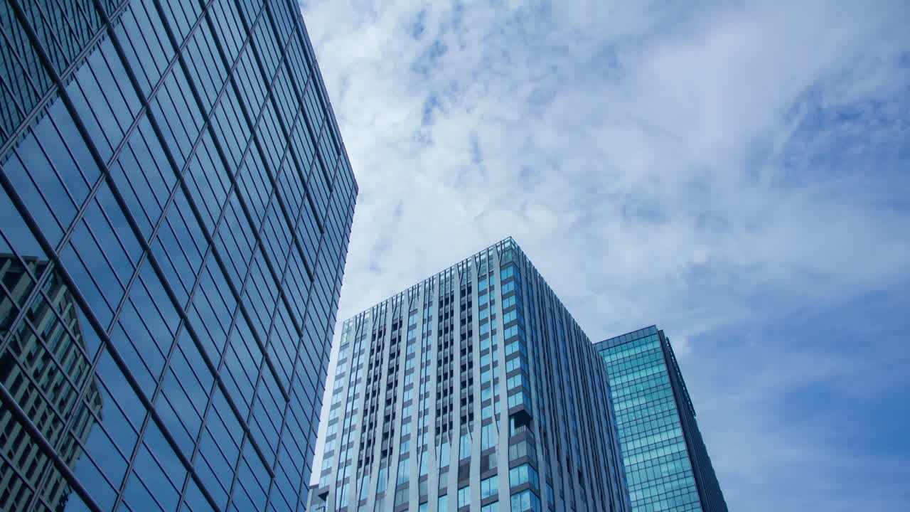 un lapso de tiempo de clowd en el edificio en la ciudad de negocios amplia zoom