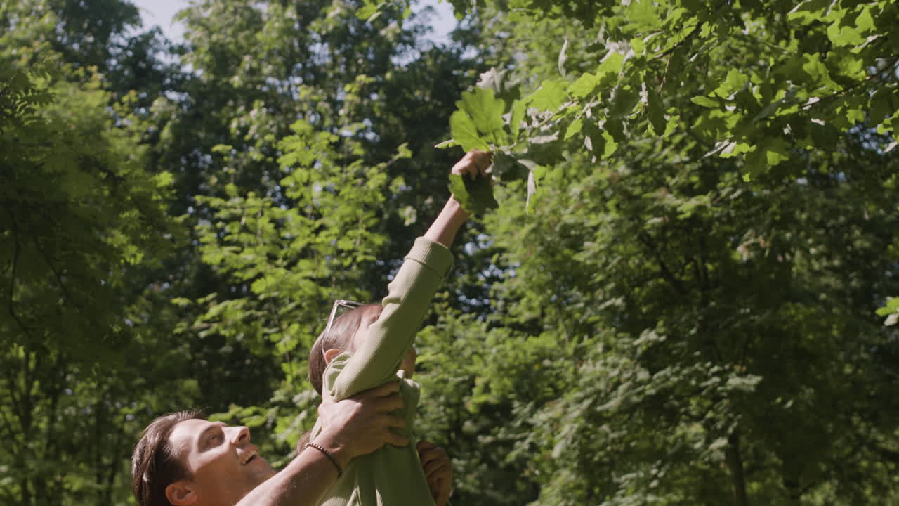 отец и дочь в парке