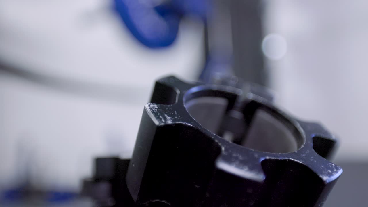 primer plano de equipo de levantamiento de pesas desgastado collares de barra clips de entrenamiento de fuerza