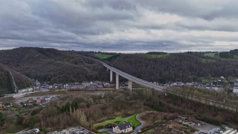 Über-Ihnen-Entfaltet-Sich-Dinant-Als-Ein-Wandteppich-Aus-Geschichte,-Flusshandel-Und-Ardennen