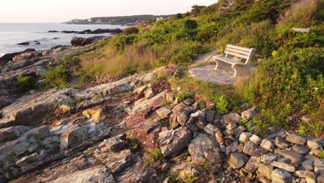 vista aérea de un banco y una casa de lujo a lo largo del sendero marginal en ogunquit, maine, estados unidos.