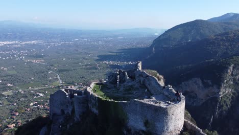 Erleben-Sie-Die-Antike-Schönheit-Einer-Mittelalterlichen-Burg-Aus-Einer-Anderen-Perspektive-Mit-Diesem-Faszinierenden-Luftbildvideo-|-Luftbildaufnahme-Mittelalterlicher-Burgruinen-In-Mystras,-Peloponnes,-Griechenland-|-4k