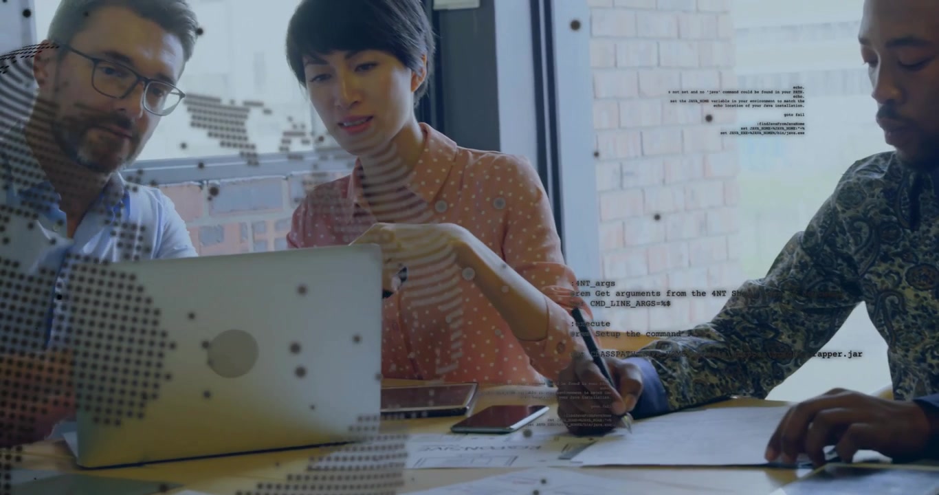 コーディネーターがラップトップのオーバーレイを指差し、アナリストがメモを取り、マネージャーがビジネスレビューに参加する。