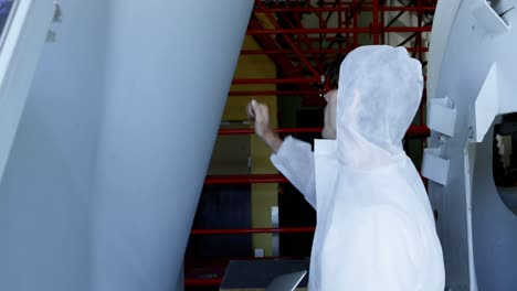 trabajador masculino que trabaja en una estación solar 4k