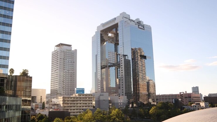 Vista de arranha-céus modernos e edifícios altos no distrito de Umeda em Osaka, Japão, exibindo a arquitetura contemporânea e o denso horizonte urbano da cidade