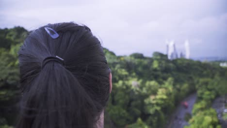 Frau-Mit-Gesichtsmaske,-Die-Während-Der-Pandemie-Die-Malerische-Naturansicht-Von-Der-Henderson-wellen-fußgängerbrücke-In-Singapur-Bewundert