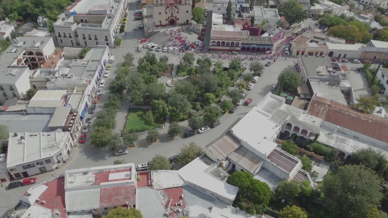 fotografía aérea de personas entrando en la iglesia en el centro de santiago nuevo león, méxico