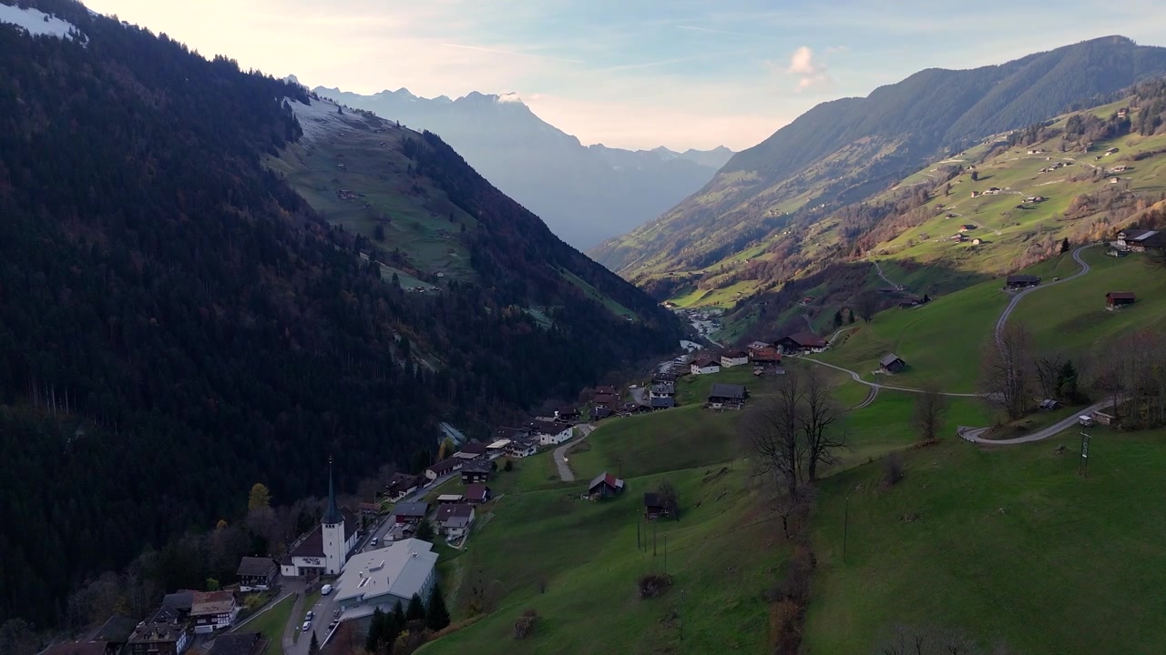 Vista drone del Passo del Klausen con le montagne delle Alpi sullo sfondo