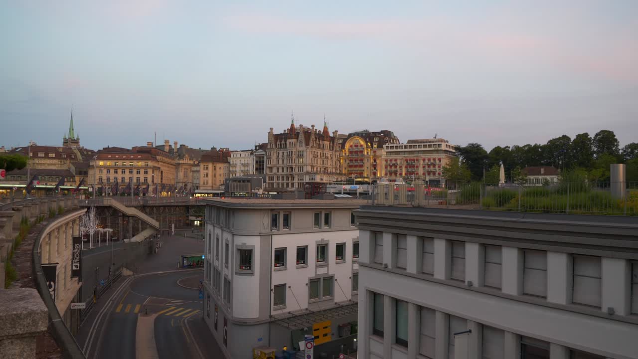 일몰 시간 로잔 시 중앙 광장 교통 거리 느린 동영상 지붕 파노라마 4k 스위스