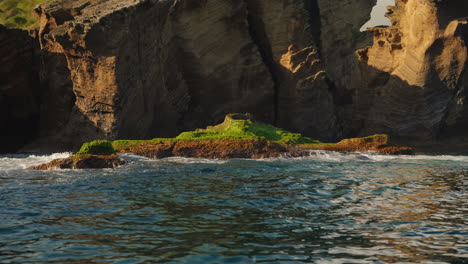 cámara lenta de primer plano de las olas del océano aplastando contra la costa