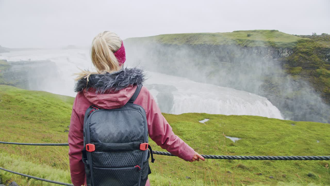포스 폭포를 바라보는 여성 관광객 - 아이슬란드의 유명한 명소이자 랜드마크 목적지 - 골든 서클