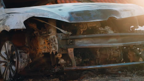 la escena de un accidente automovilístico quemado